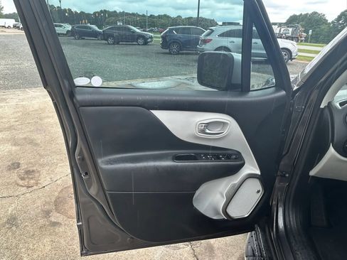 Used 2018 Jeep Renegade Limited w/ UConnect 8.4 Nav Group FWD image 13