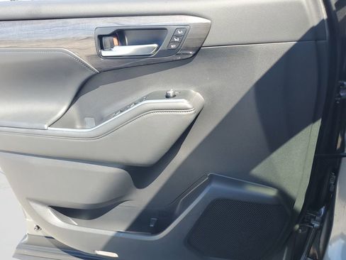 Used 2025 Toyota Highlander Limited image 32