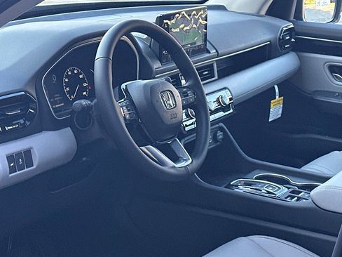New 2025 Honda Pilot Touring image 14