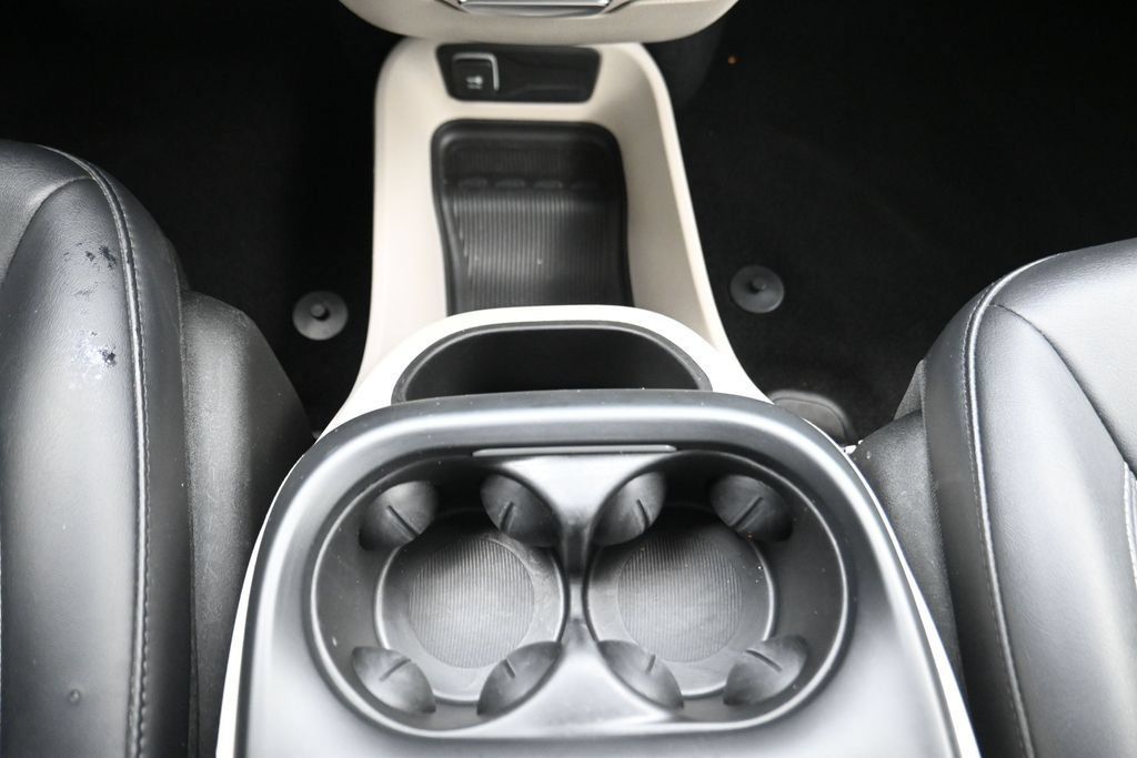 Used 2024 Chrysler Pacifica Limited FWD image 8