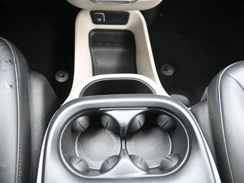 Used 2024 Chrysler Pacifica Limited FWD image 8
