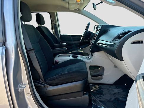 Used 2016 Dodge Grand Caravan SXT image 28