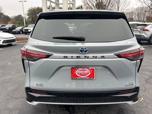 Used 2023 Toyota Sienna XSE image 6