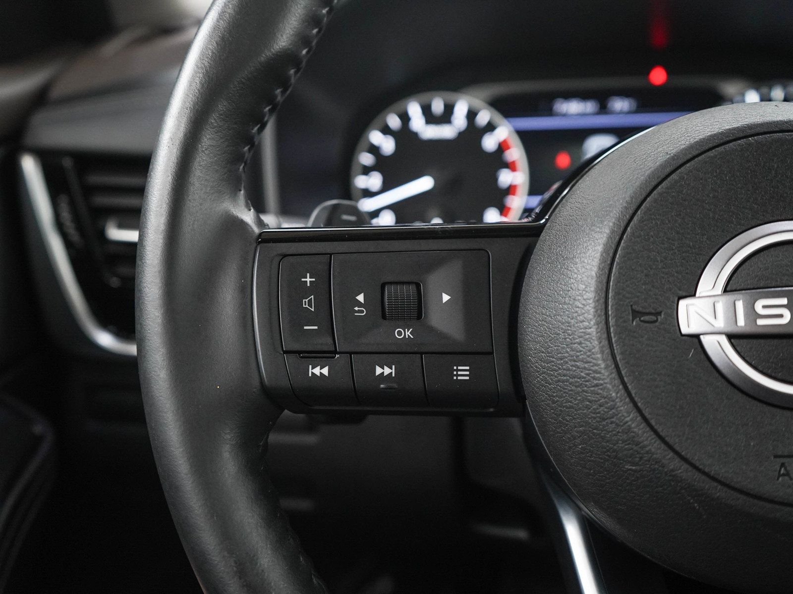 Used 2023 Nissan Rogue SL AWD/4WD image 26