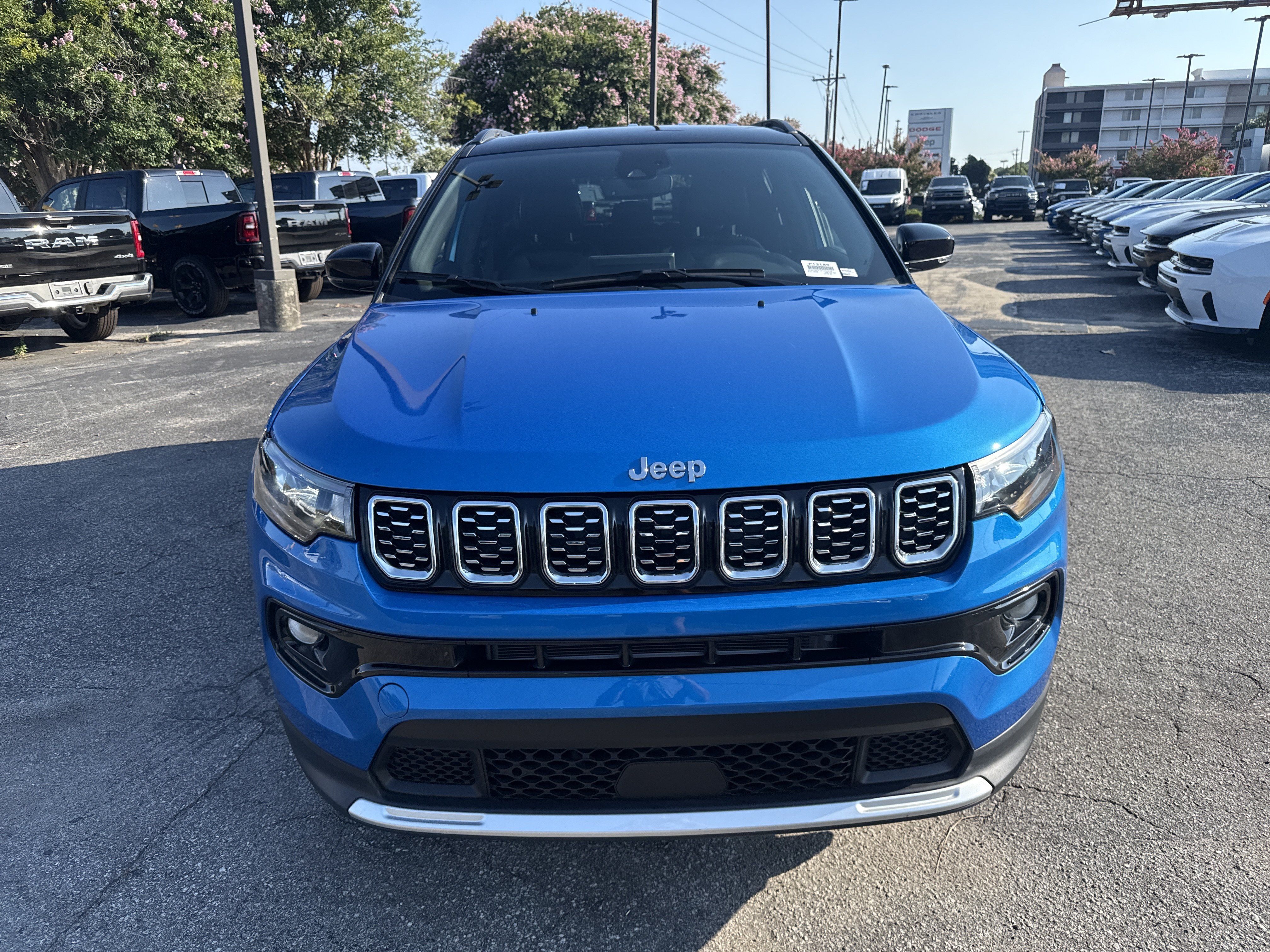 Used 2025 Jeep Compass Limited AWD/4WD image 4