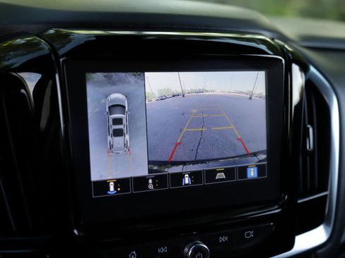 Used 2023 Chevrolet Traverse RS FWD image 16