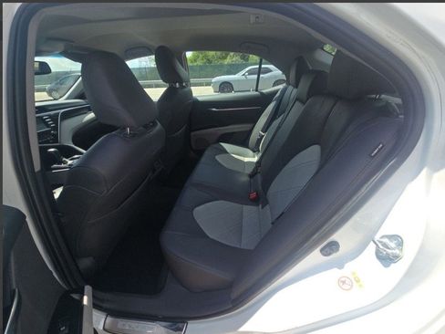 Used 2018 Toyota Camry XLE image 18