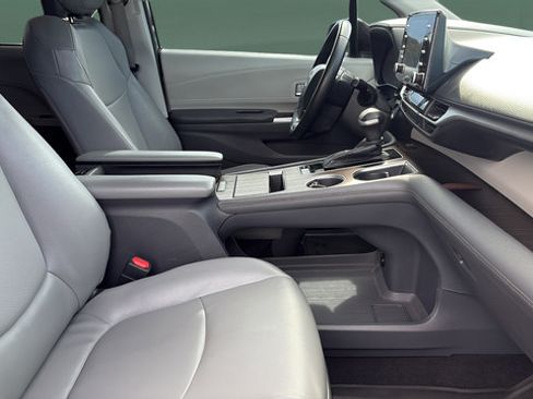 Used 2021 Toyota Sienna XLE FWD image 30