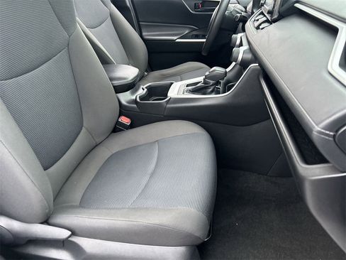 Used 2022 Toyota RAV4 LE image 8