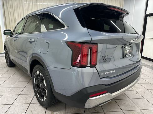 Used 2024 Kia Sorento S image 9
