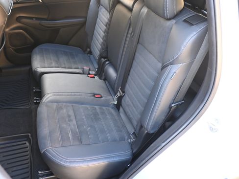 Used 2023 Mitsubishi Outlander SE image 17