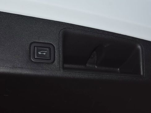 Used 2024 GMC Terrain SLT image 31