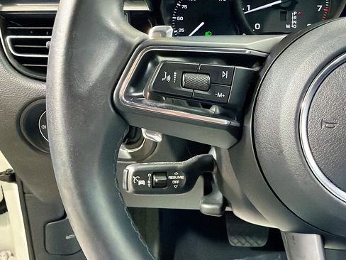 Certified 2023 Porsche Macan image 37