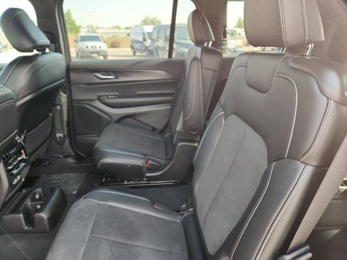 New 2025 Jeep Grand Cherokee L Altitude image 18