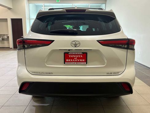 Used 2023 Toyota Highlander XLE AWD/4WD image 5