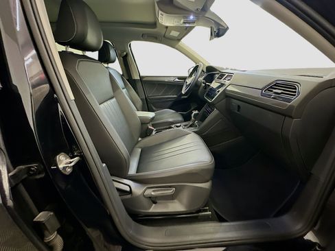 Used 2023 Volkswagen Tiguan SE w/ Panoramic Sunroof Package image 31