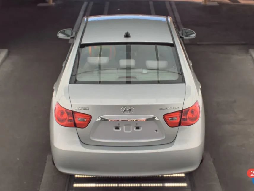 Used 2010 Hyundai Elantra GLS FWD image 4