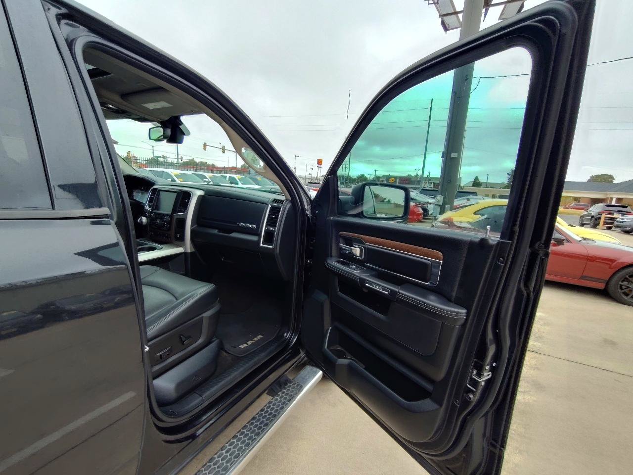 Used 2017 RAM 1500 Laramie w/ Convenience Group AWD/4WD image 48