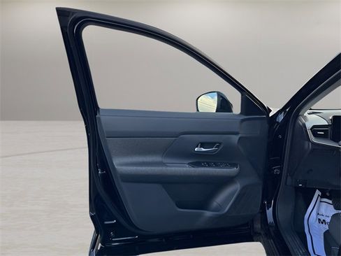 Used 2025 Nissan Kicks SV image 9