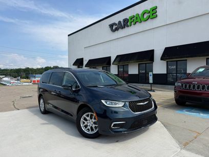 Used 2022 Chrysler Pacifica Touring-L w/ Uconnect Theater Family Group