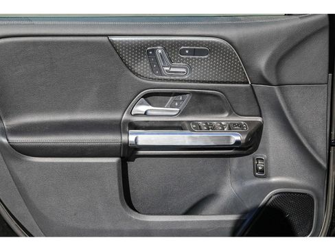 Used 2024 Mercedes-Benz GLB 250 4MATIC image 25