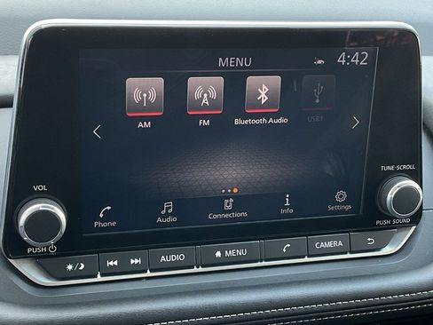 Used 2025 Nissan Rogue SV image 30