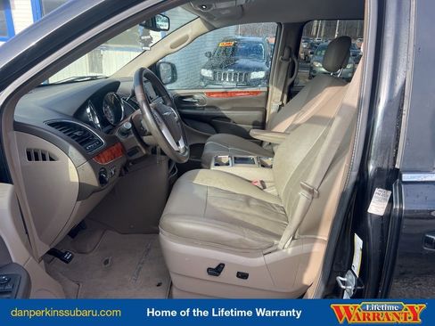 Used 2016 Chrysler Town & Country Touring image 9