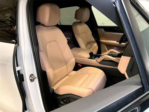 Certified 2025 Porsche Cayenne image 12