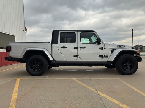 Used 2022 Jeep Gladiator Willys AWD/4WD image 4