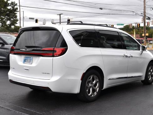 Used 2022 Chrysler Pacifica Limited image 29