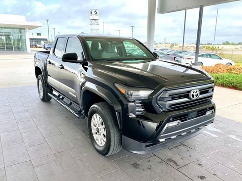 Used 2025 Toyota Tacoma SR5 image 3