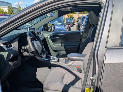 Used 2022 Toyota RAV4 SE image 16