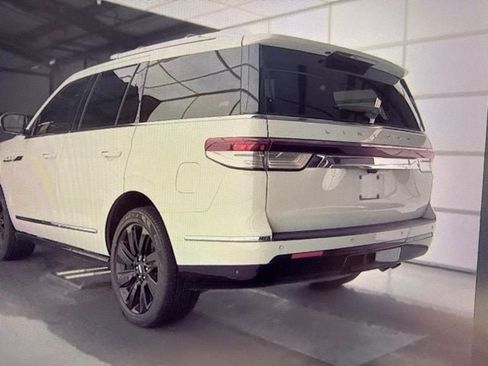 Used 2022 Lincoln Navigator Reserve AWD/4WD image 4