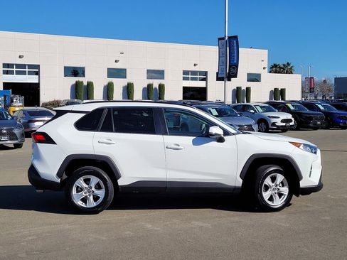 Used 2020 Toyota RAV4 XLE w/ Convenience Package image 4