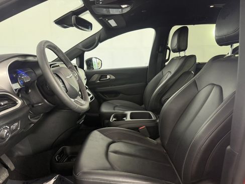 Used 2025 Chrysler Pacifica Select FWD image 15