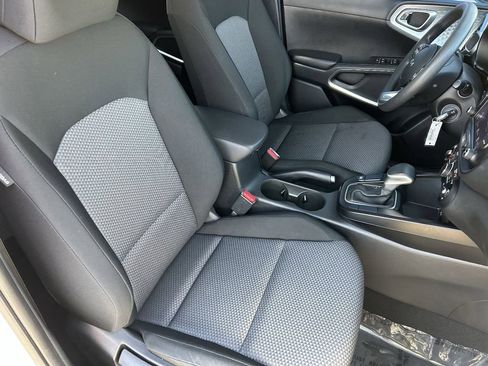 Used 2023 Kia Soul LX image 10