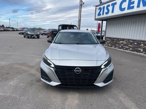Used 2024 Nissan Altima 2.5 SV FWD image 3