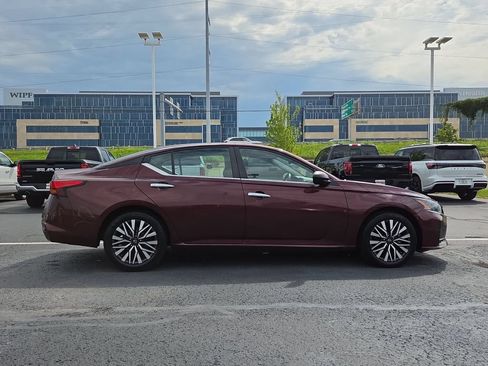 Used 2024 Nissan Altima 2.5 SV FWD image 2
