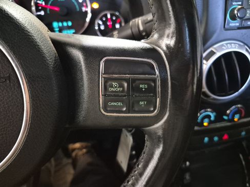 Used 2015 Jeep Wrangler Unlimited Rubicon w/ Connectivity Group AWD/4WD image 23