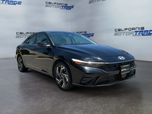 Used 2025 Hyundai Elantra Limited FWD image 3