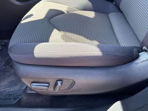Used 2025 Toyota Highlander LE FWD image 22