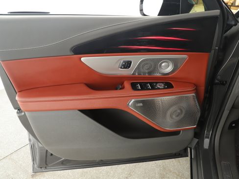 Used 2025 Lincoln Nautilus Black Label image 9