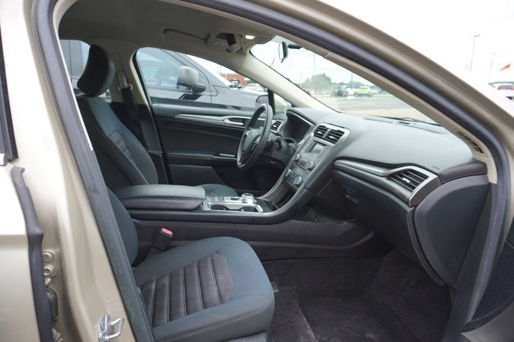 Used 2017 Ford Fusion SE FWD image 9