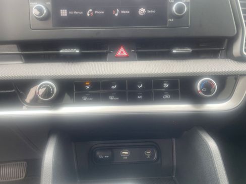 Used 2025 Kia Sportage LX FWD image 17