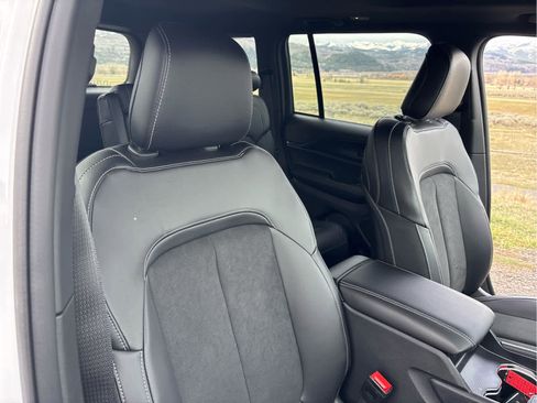 New 2025 Jeep Grand Cherokee Altitude image 39