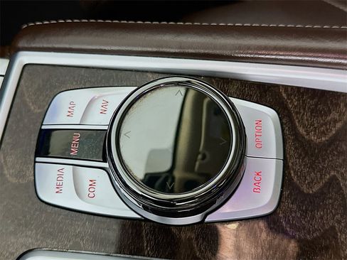 Used 2021 BMW 750i xDrive w/ Executive Package image 39