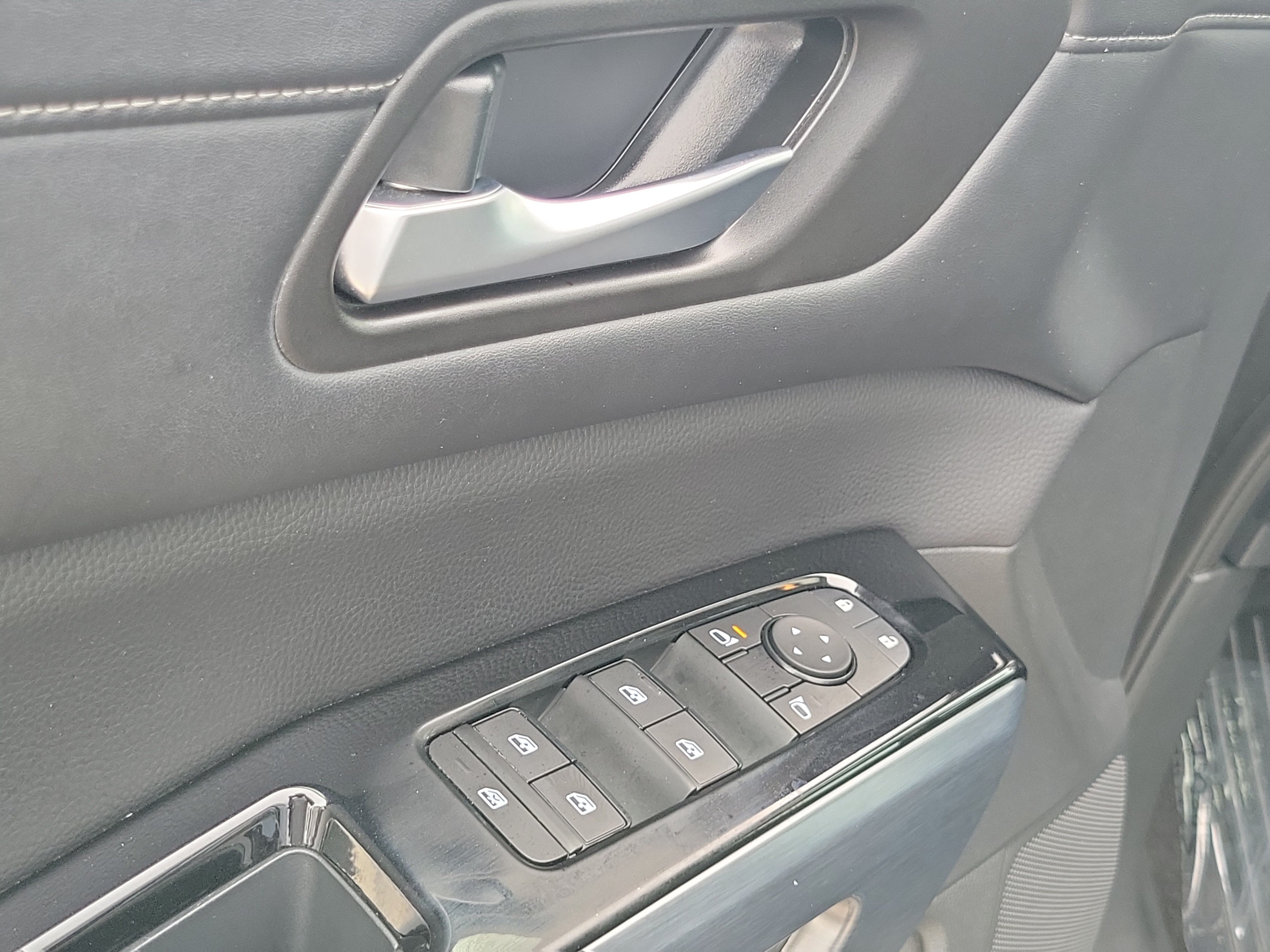 Used 2024 Nissan Pathfinder SL w/ Black Appearance Package FWD image 28