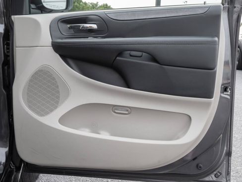 Used 2018 Dodge Grand Caravan SE w/ UConnect Hands-Free Group FWD image 31