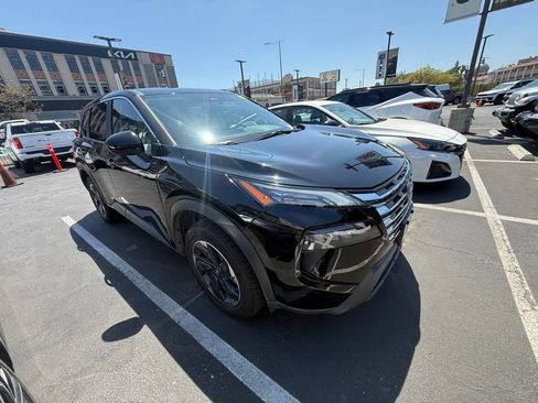 Used 2025 Nissan Rogue SV FWD image 3