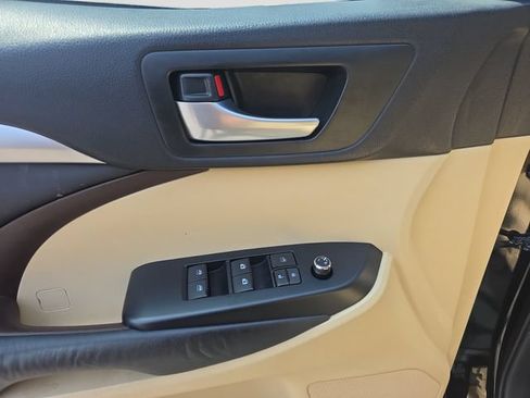 Used 2014 Toyota Highlander XLE AWD/4WD image 10